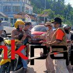 BPBD Papua Barat Bagi 10.000 Masker Bagi Pengguna Jalan di perempatan Haji Bauw, Sabtu (5/6/21).