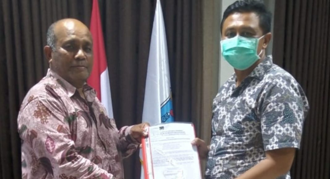 Kepala BPKAD Papua Barat Enos Aronggear (kanan) menerima berita acara pengembalian kerugian negara dari Kasipidsus Kejari Manokwari I Made Pasek Budiawan.