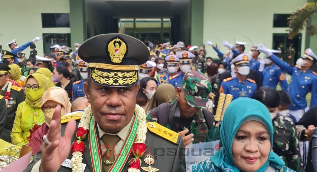 Pangdam XVIII/Kasuari Mayjen TNI I Nyoman Cantiasa (kiri).