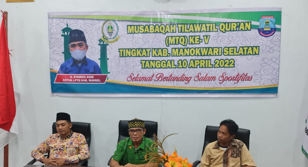 Ketua LPTQ Manokwari Selatan Syamsul Sami (tengah) saat memberikan keterangan pers Minggu (10/4/2022).