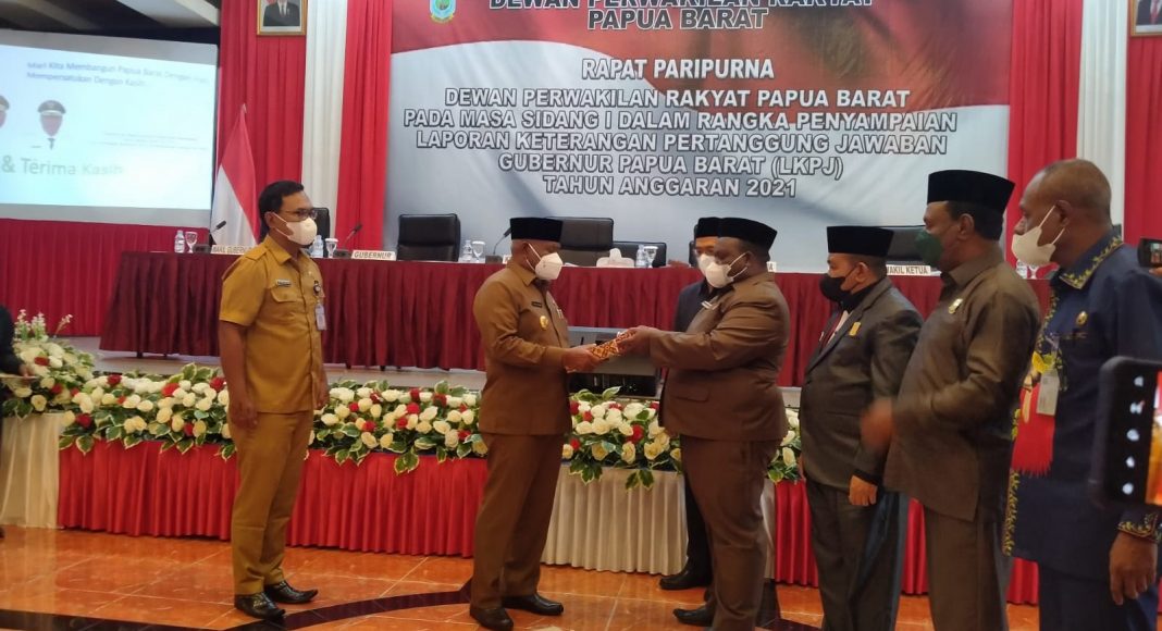 Gubernur Papua Barat Dominggus Mandacan menyampaikan materi Laporan Keterangan Pertanggungjawaban (LKPj) tahun anggaran 2021 di DPR Papua Barat Senin (11/4/2021).