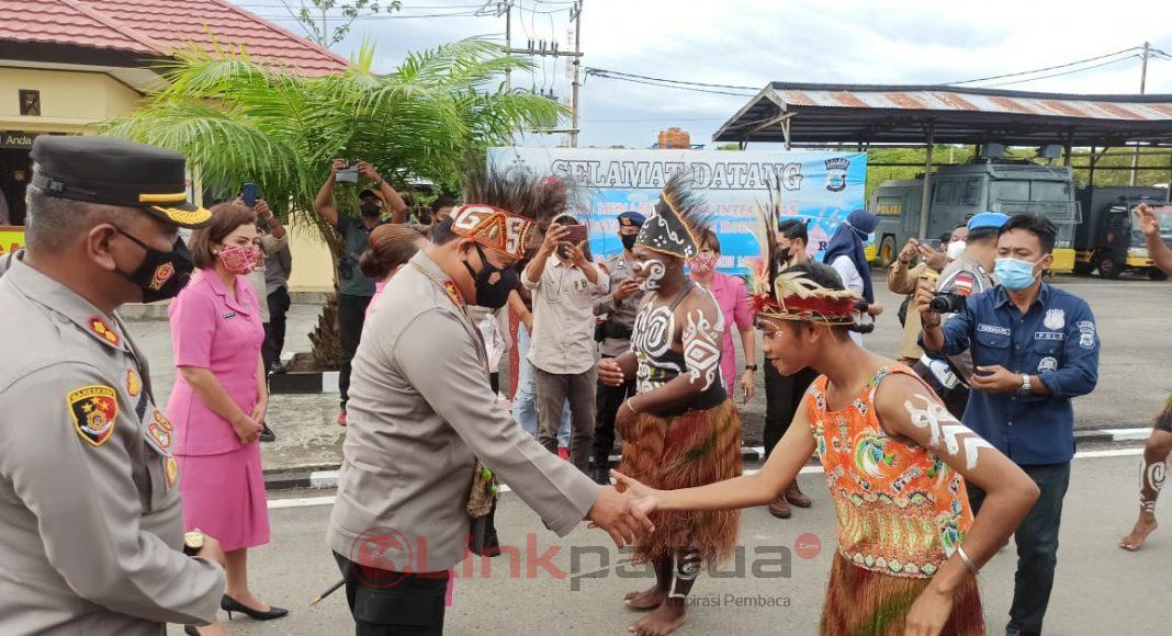 Kapolda Papua Barat beserta rombongan saat tiba di Teluk Bintuni disambut tarian adat
