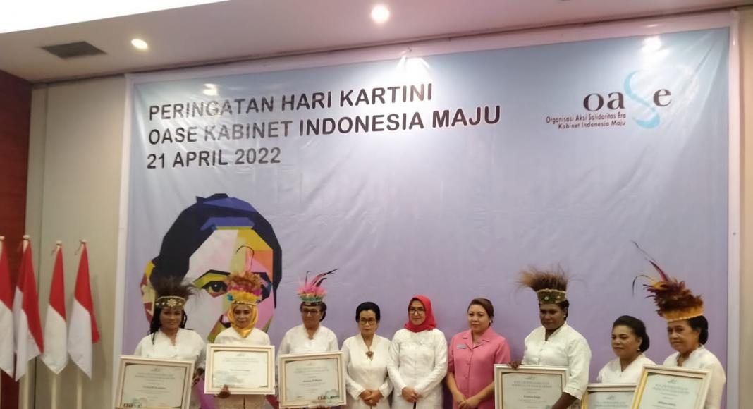 Para penerima award dalam rangka peringatan Hari Kartini Nasional tahun 2022 di provinsi Papua Barat. Penghargaan diberikan pada berbagai bidang.