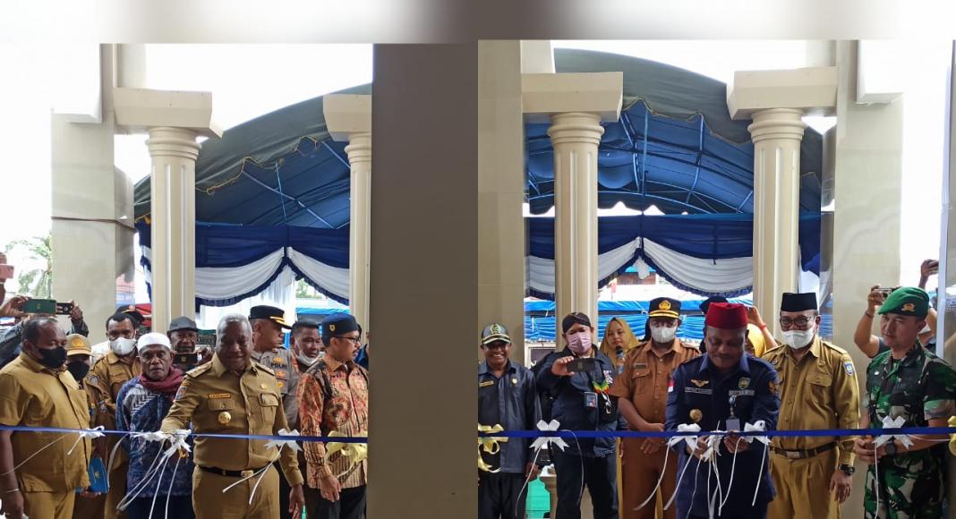 Gubernur Papua Barat, Dominggus Mandacan dan bupati Teluk Bintuni, Petrus Kasihiw menggunting pita peresmian Masjid Akbar Al Muttaqin, Selasa 10 Mei 2022. (Yanto/linkpapua)