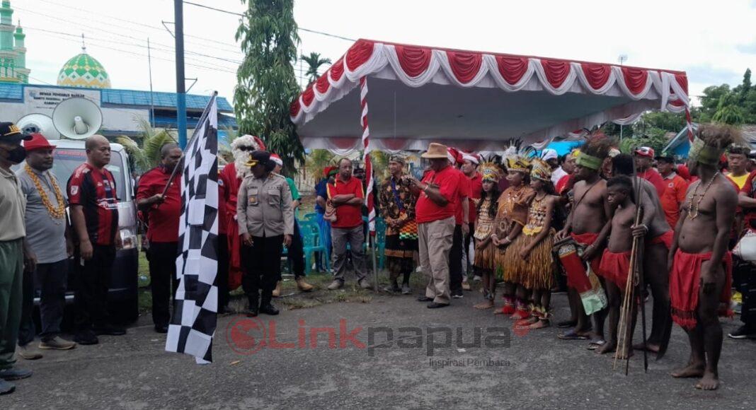 Pelepasan pawai damai Natal oleh Bupati Manokwari, Hermus Indou, Rabu (21/12/2022). (Foto: Wahyu Hendrawan/LinkPapua.com)