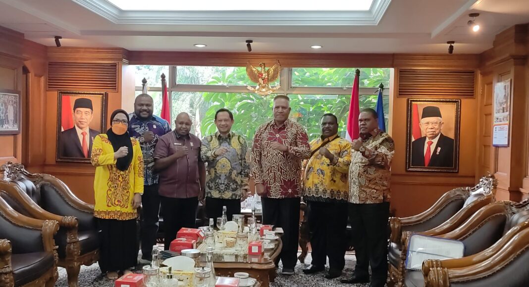 Pemerintah Provinsi Papua Barat bersama DPR Papua Barat (DPR PB) bertemu dengan Menteri Dalam Negeri Muhammad Tito Karnavian di Jakarta, Kamis (19/1/2022).