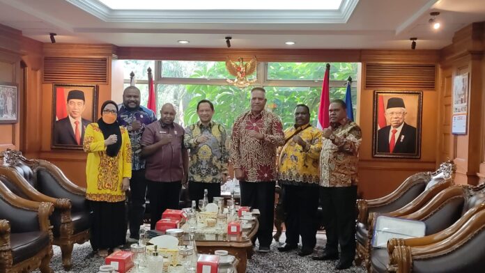 Pemerintah Provinsi Papua Barat bersama DPR Papua Barat (DPR PB) bertemu dengan Menteri Dalam Negeri Muhammad Tito Karnavian di Jakarta, Kamis (19/1/2022).