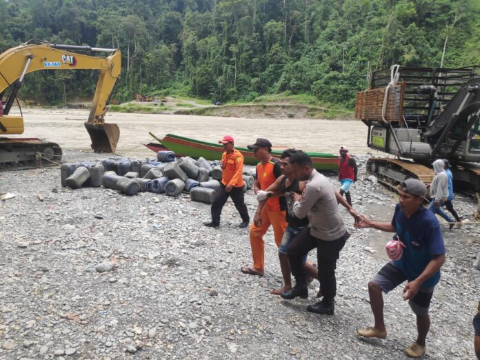 Tim Basarnas mengevakuasi seorang penambang di kali Wariori. Foto: Basarnas Manokwari
