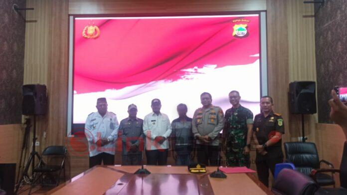 D (tengah) bersama Bupati Teluk Bintuni Petrus Kasihiw, Wakil Bupati Matret Kokop dan Forkopimda.
