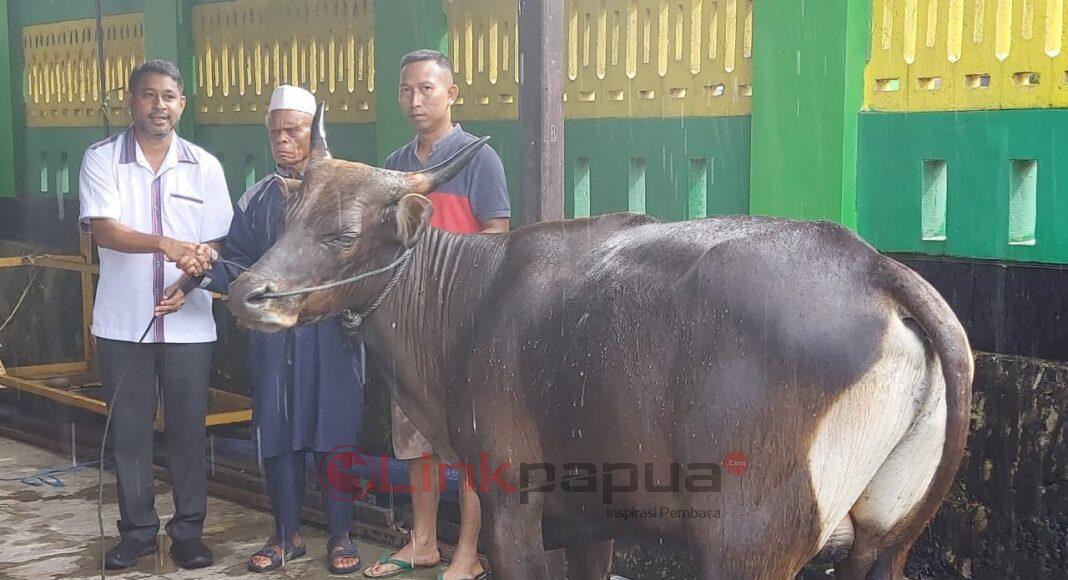 Anisto Manibuy saat menyerahkan sumbangan sapi kurban kepada jamaah masjid di Teluk Bintuni