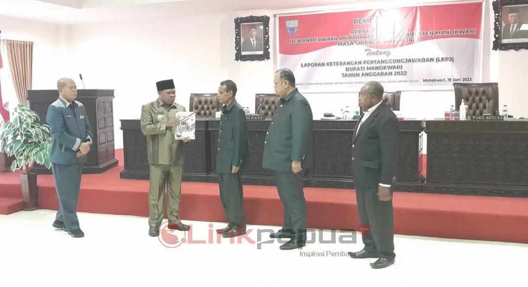 Bupati Hermus Indou menyerahkan LKPj Tahun 2022 kepada DPRD Kabupaten Manokwari pada rapat paripurna masa sidang II
