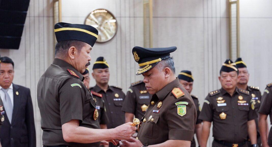 Jaksa Agung ST Burhanuddin saat melantik Harli Siregar sebagai Kepala Kejaksaan Tinggi Papua Barat