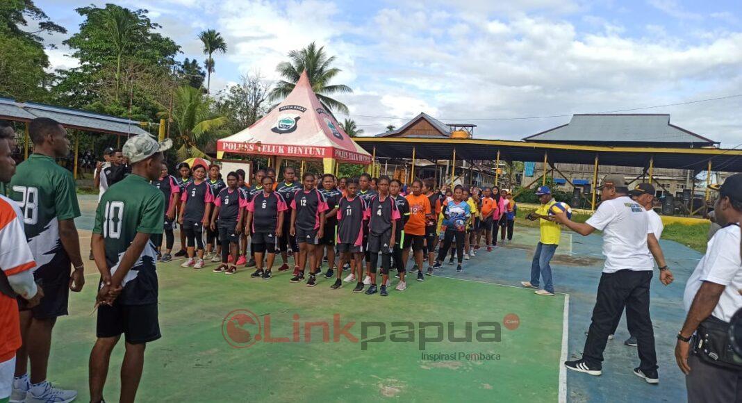 Kapolres Bintuni, AKBP Junov Siregar saat membuka turnamen bola bola voli di yang dipusatkan di Kampung Lama, Bintuni Timur