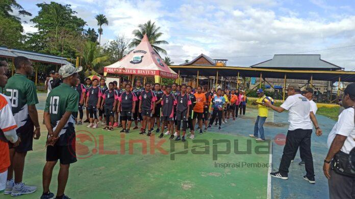 Kapolres Bintuni, AKBP Junov Siregar saat membuka turnamen bola bola voli di yang dipusatkan di Kampung Lama, Bintuni Timur