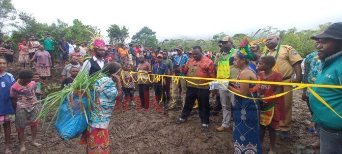 Ketua DPR Papua Barat Orgenes Wonggor memotong pita pada prosesi adat pembukaan ruas jalan Kampung Merpioba-Amber di Distrik Warmare
