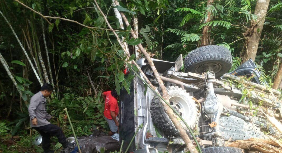 Mobil Hilux bernomor polisi PB 1771 ML yang ditumpangi TT, tahan Lapas Manokwari ketika terjatuh ke jurang di Kampung Sakumi