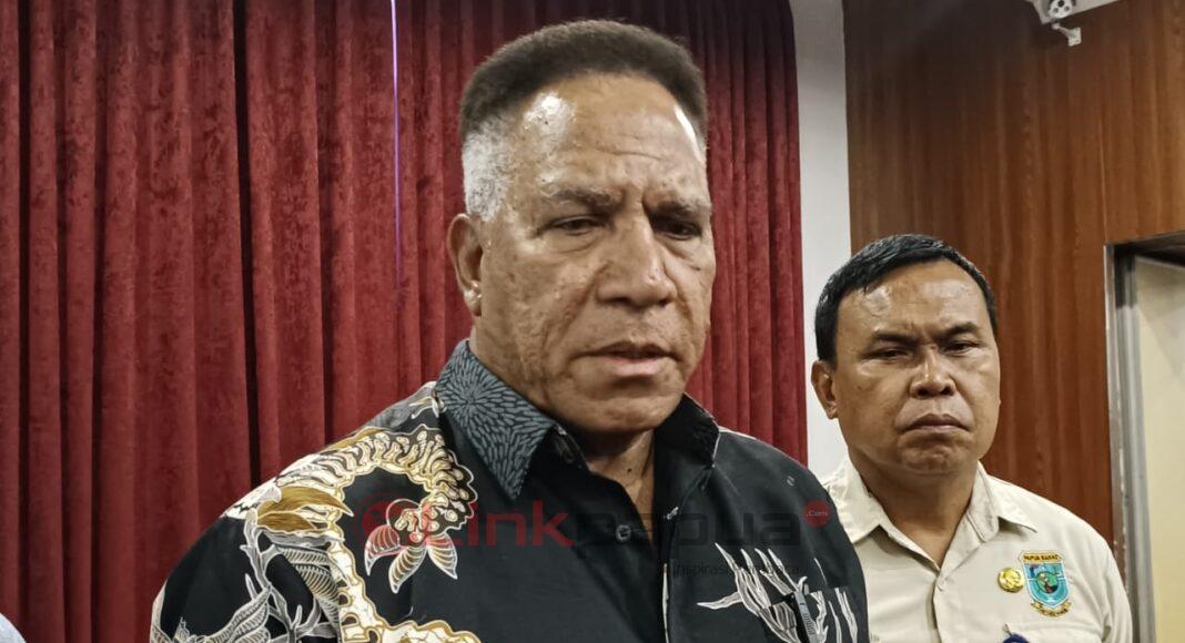 Penjabat Gubernur Papua Barat Paulus Waterpauw didampingi pelaksana tugas Kepala Bappeda Melkias Werinussa