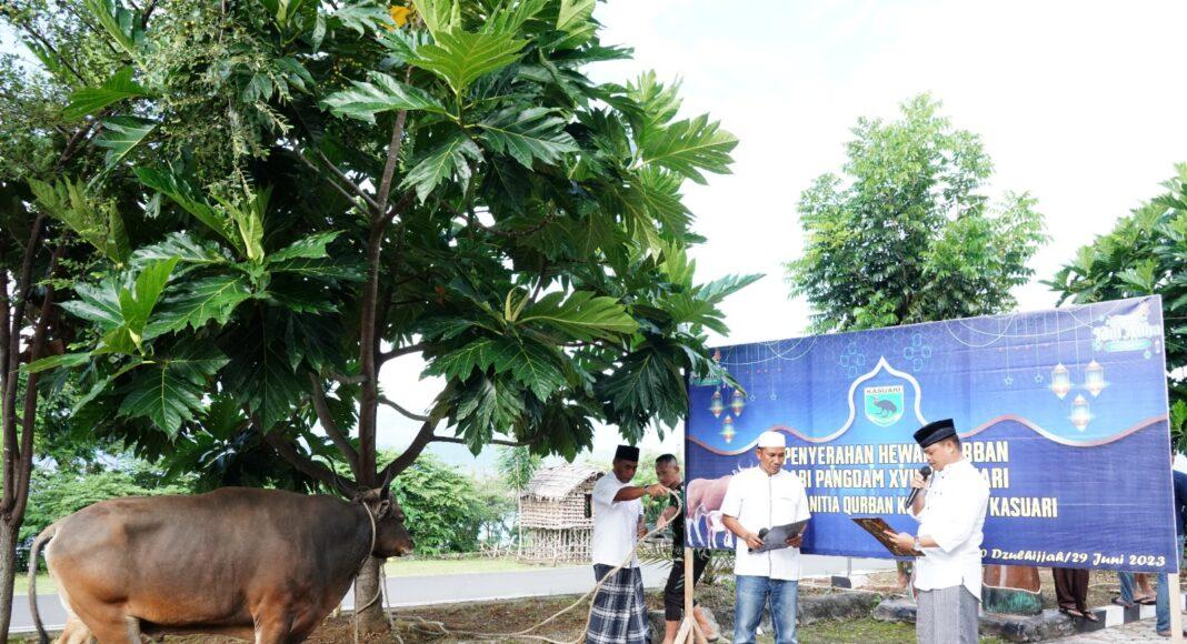Penyerahan bantuan sapi kurban dari Panglima TNI kepada panitia kurban Masjid Istiqlal Kodam Kasuari