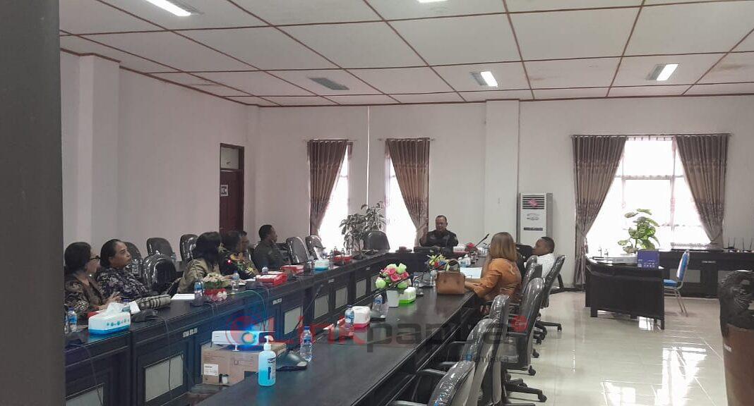 Rapat dengar pendapat DPRD Kabupaten Manokwari dengan Bappeda dan Dinas Pendidikan dan Kebudayaan