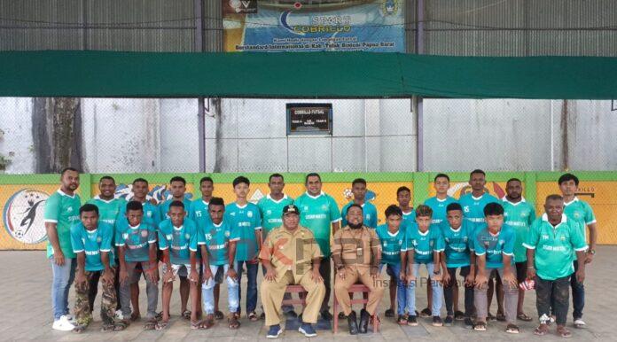 TIm Futsal Kabupaten Teluk Bintuni pose bersama Wakil Bupati Matret Kokop.