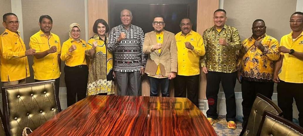 Waketum DPP Partai Golkar Ahmad Doli Kurnia Tanjung didampingi beberapa Ketua DPD pose bersama Pj. Gubernur Papua Barat Paulus Waterpauw