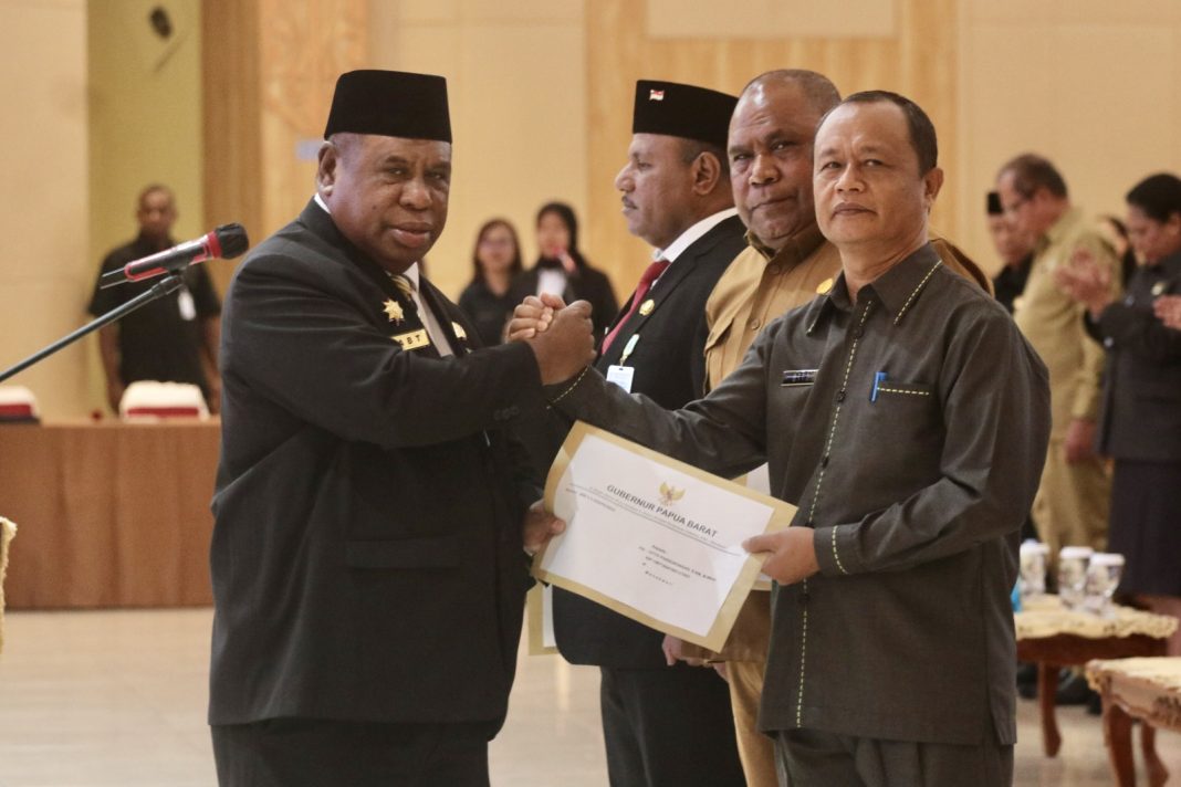 Pj Gubernur Ali Baham Lantik Yacob Fonataba Sebagai Pj Sekda Papua ...