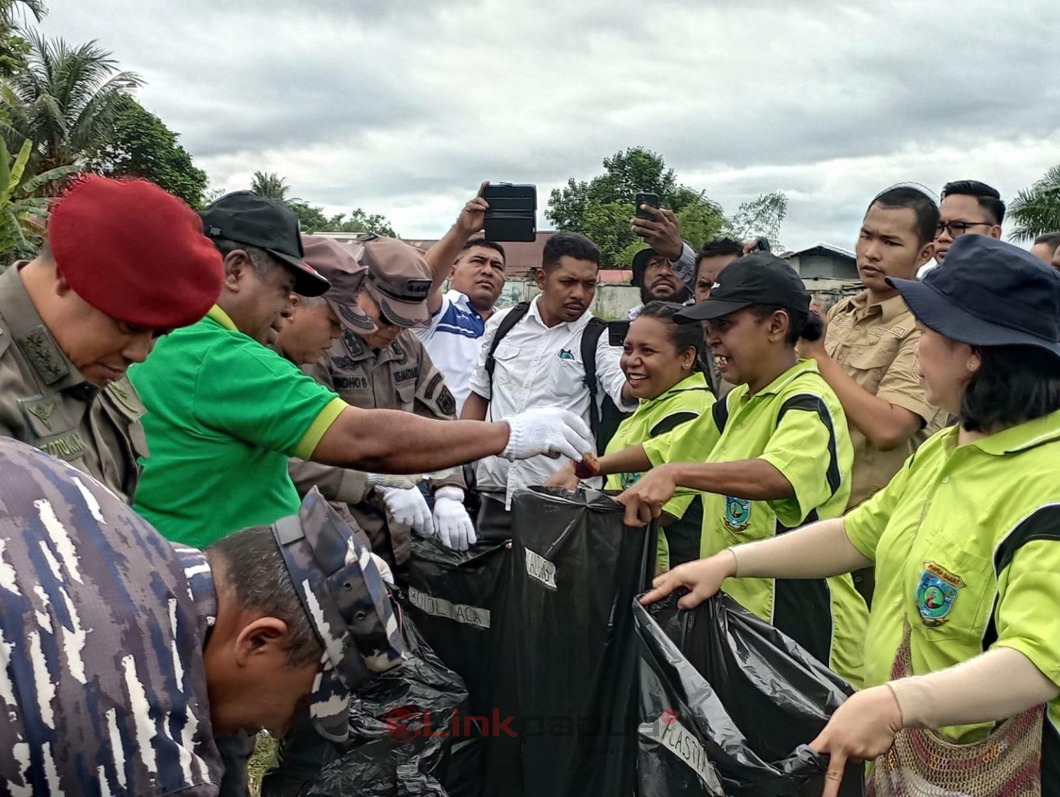 HPSN 2024, Pj Gubernur Ali Baham Soroti Sampah Plastik Di Teluk Sawaibu ...